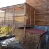 SAMKIT Balcon équipé de kits 20mm noirs et de lames bois