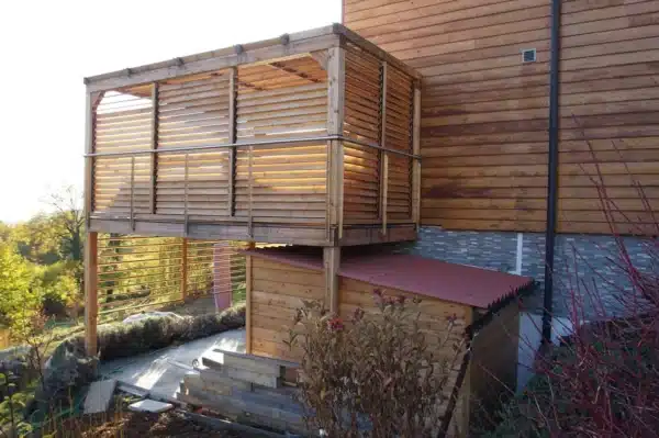 SAMKIT Balcon équipé de kits 20mm noirs et de lames bois