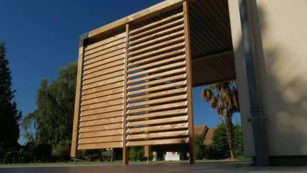 Pergola à lames orientables en bois à l'aide d'un pack sam kit