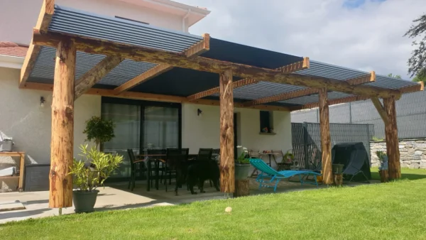 Pergola bioclimatique bois et noir