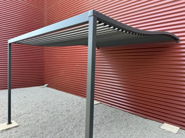 Pergola courbée à lames orientables anthracite